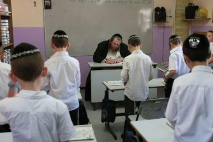 مختصون إسرائيليون ينتقدون المصادقة على منهاج المدنيات ويعتبرونه يتناقض مع الديمقراطية