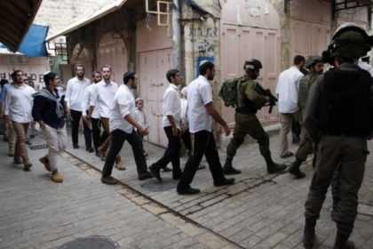 مستوطنون يؤدون طقوسا تلمودية في البلدة القديمة من مدينة القدس