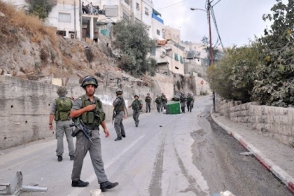 رفع الأعلام الفلسطينية بمحيط المبنى المهدد بالهدم بسلوان جنوب المسجد الأقصى