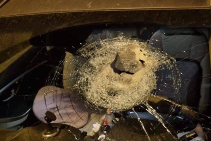 إعلام عبري: أضرار في مركبة إسرائيلية رشقاً بالحجارة شرق قلقيلية