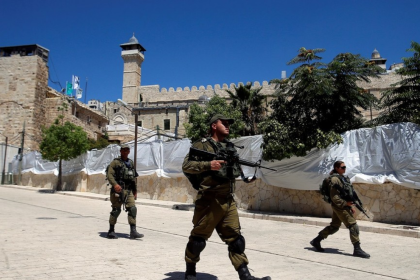 مدير أوقاف الخليل يستنكر اقتحام قوات الاحتلال الحرم الإبراهيمي