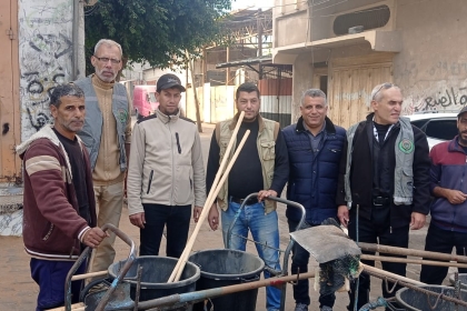 مجلس العمال ولجنة اللاجئين بحركة فتح  ينظمان يوم تطوعي لتنظيف الشارع الرئيسي في مخيم البريج