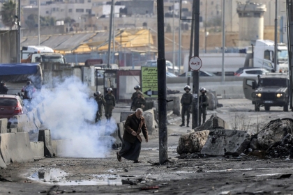 الاحتلال يصيب شابًا ويعتقل آخر خلال عملية متواصلة في نابلس