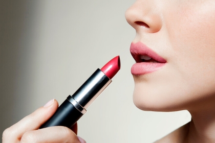 أحمر شفاه يمكنه درء الفيروسات مثل "كوفيد-19" وإيبولا