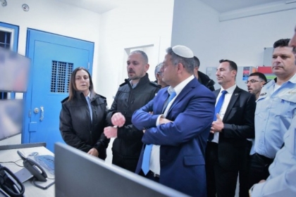 المتطرف بن غفير يهدد بتشديد ظروف الأسرى الفلسطينيين داخل السجون