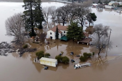 عواصف كاليفورنيا توقع قتلى وسط تحذيرات من الأسوأ