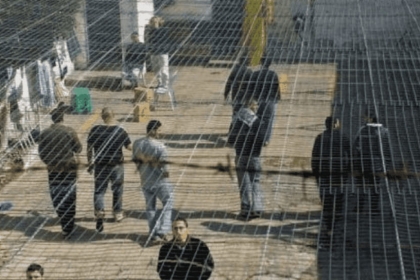 الأسرى يعتصمون غداً الجمعة في ساحات السجون