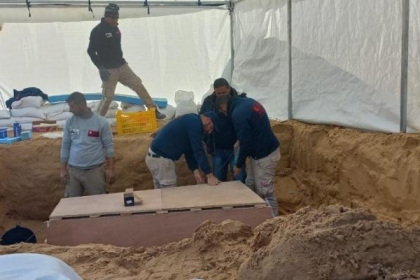 بالصور: اكتشاف تابوت روماني مصنوع من الرصاص في غزة