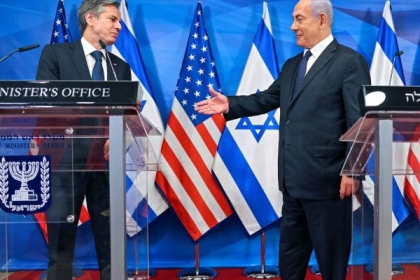 بلينكن لنتنياهو: يجب إعادة الهدوء إلى المنطقة