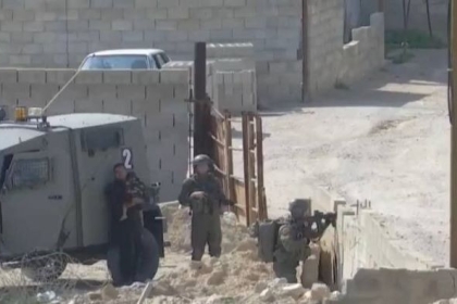 (محدث) الاحتلال يصيب 3 مواطنين ويعتقل أحدهم خلال اقتحام مخيم عقبة جبر