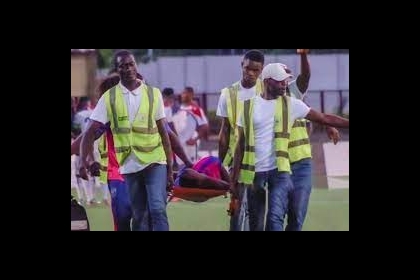 وفاة اللاعب مصطفى سيلا مدافع فريق راسينغ ابيدجان داخل الملعب أثناء المباراة