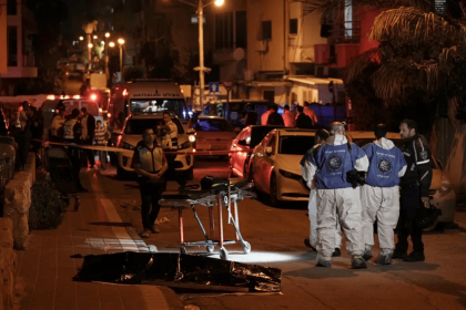 الاحتلال يقرر الإفراج عن والد منفذ عملية "تل أبيب" ويمدد اعتقال شقيقه