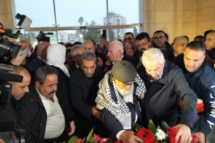 شيخ الأسرى فؤاد الشوبكي يضع إكليلا من الزهور على ضريح الشهيد ياسر عرفات