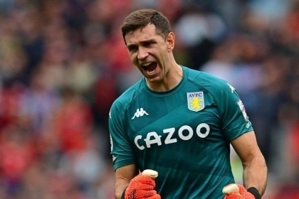 أفضل حارس في العالم يدخل حسابات توتنهام