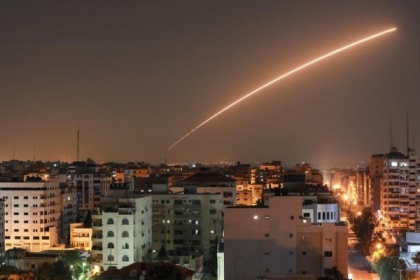 اتصالات لإبقاء الهدوء ووزراء إسرائيليون ينتقدون ضعف الرد على غزة