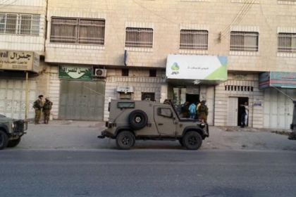 جيش الاحتلال يغلق المحلات التجارية في حوارة