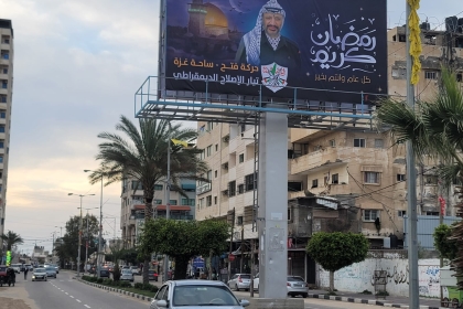 صور.. حركة فتح بساحة غزة تُزين شوارع وميادين قطاع غزة بلافتات ضخمة للتهنئة بحلول شهر رمضان