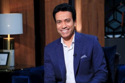 فنان مصري يعتذر لزوجته بسبب دور يؤديه على المسرح