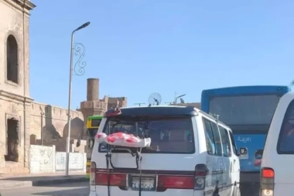 كفن مضرّج بالدم على ظهر حافلة".. مشهد يثير الذعر بمصر