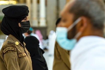 لأول مرة شرطيات سعوديات تشاركن في تنظيم العُمرة خلال رمضان