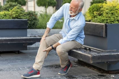 تضر بالأطراف السفلية.. احذروا هذه الطريقة في الجلوس