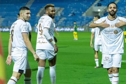 الشباب يهزم الخليج بصعوبة ويقترب من "الثاني"