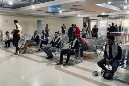 وصول المواطنين والطلاب العائدين من السودان عبر معبر رفح