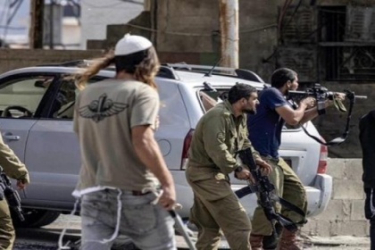 مستوطنون يهاجمون منازل المواطنين بحماية جيش الاحتلال برام الله