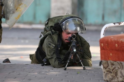 جيش الاحتلال يُطلق النار تجاه فلسطينية قرب الخليل