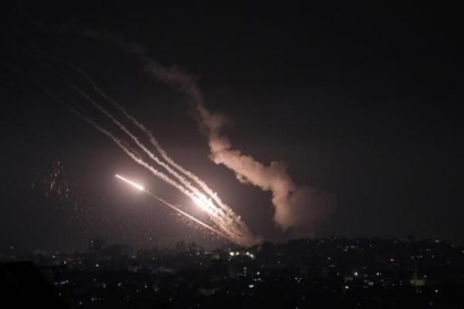 بالفيديو.. الطيران الحربي يستهدف مواقع للمقاومة بعد إطلاق 5 صواريخ من غزة على سديروت