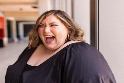 بدينة تشتري ثمن مقعدين في طائرة.. وموظفو الشركة يمنعنونها من حمل أمتعتها