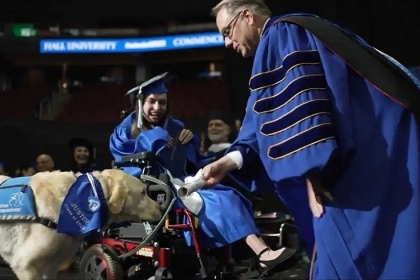 كلب يحصل على دبلومة فخرية في حفل تخرج