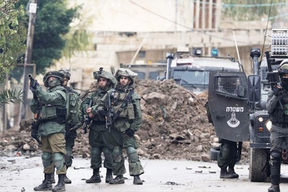 شهيدان وإصابة جندي وإعطاب جرافة باقتحام موسع للاحتلال لطولكرم