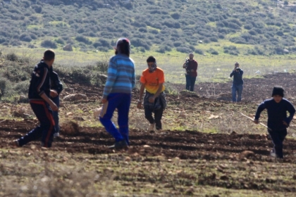 مستوطنون يعتدون بالضرب على مواطنين في سلفيت
