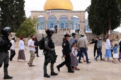بحماية قوات الاحتلال.. عشرات المستوطنين يقتحمون باحات الأقصى