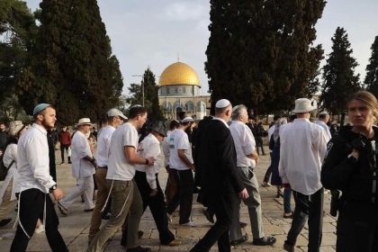 عشرات المستوطنين يقتحمون باحات الأقصى ويؤدون صلوات تلمودية