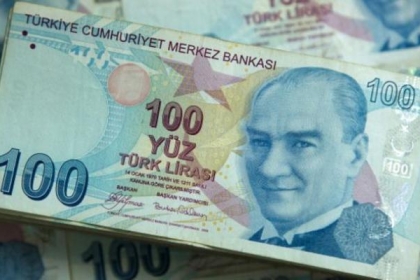 الليرة التركية تتراجع لمستوى قياسي جديد بعد رفع الفائدة