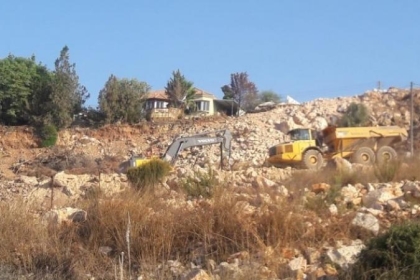 آليات الاحتلال تجرف أراضي المواطنين في سلفيت