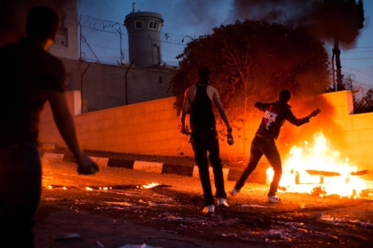 إصابات بمواجهات في نابلس.. واعتقالات واقتحامات بطولكرم والخليل والقدس