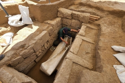العثور على تابوت أثري داخل المقبرة الرومانية بغزة