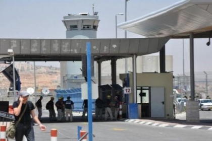 الاحتلال يعتقل شابًا عند حاجز قلنديا شمال القدس