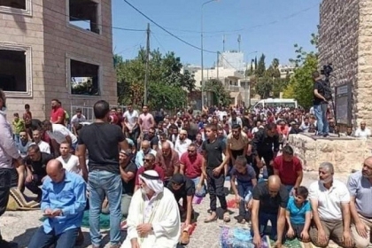 مواطنون يؤدون صلاة الجمعة في منطقة برك سليمان جنوب بيت لحم