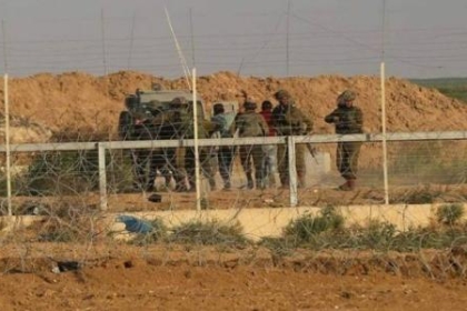 قوات الاحتلال تعتقل مواطنين قرب حدود جنوب القطاع