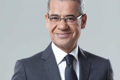 الإعلامي مصطفى الأغا يحذر جمهوره من اعلان مفبرك منسوب اليه