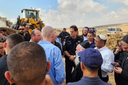 الاحتلال يهدم منازل للفلسطينيين بالنقب بحضور المتطرفين بن غفير وغولدكنوفف