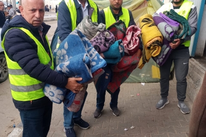 بدعم من اللجنة الوطنية للشراكة والتنمية توزيع بعض المستلزمات الضرورية للنازحين بمراكز الإيواء بخانيونس