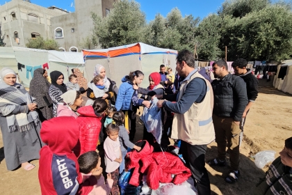 الهلال الأحمر الاماراتي واللجنة الوطنية للشراكة والتنمية يوزعان ملابس شتوية على الأطفال النازحين في الخيام بالمحافظة الوسطى 