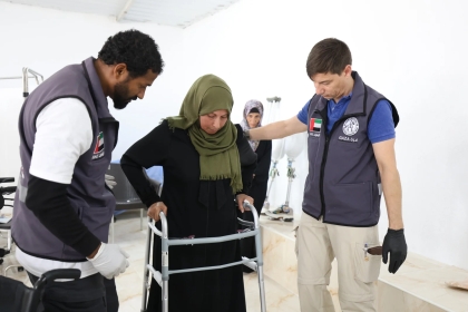 بالصور: المستشفى الميداني الإماراتي يُنفذ مشروع تركيب الأطراف الصناعية في قطاع غزة