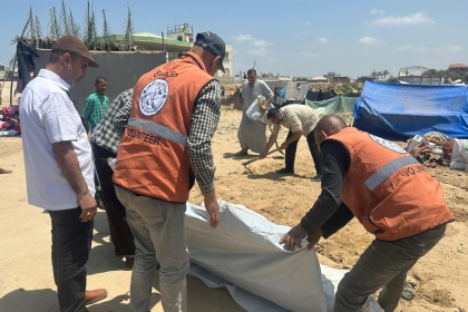 لجنة الطوارئ بالمحافظة الوسطى تقدم مساعدة لأسرة نازحة من غزة وتوفر لهم خيمة إيواء وطرود غذائية