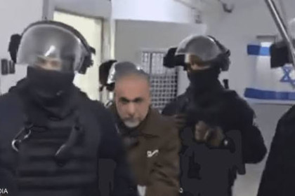 حسام أبو صفية: السجانون يواصلون الاعتداء عليّ وهددوني لمنعي من الحديث